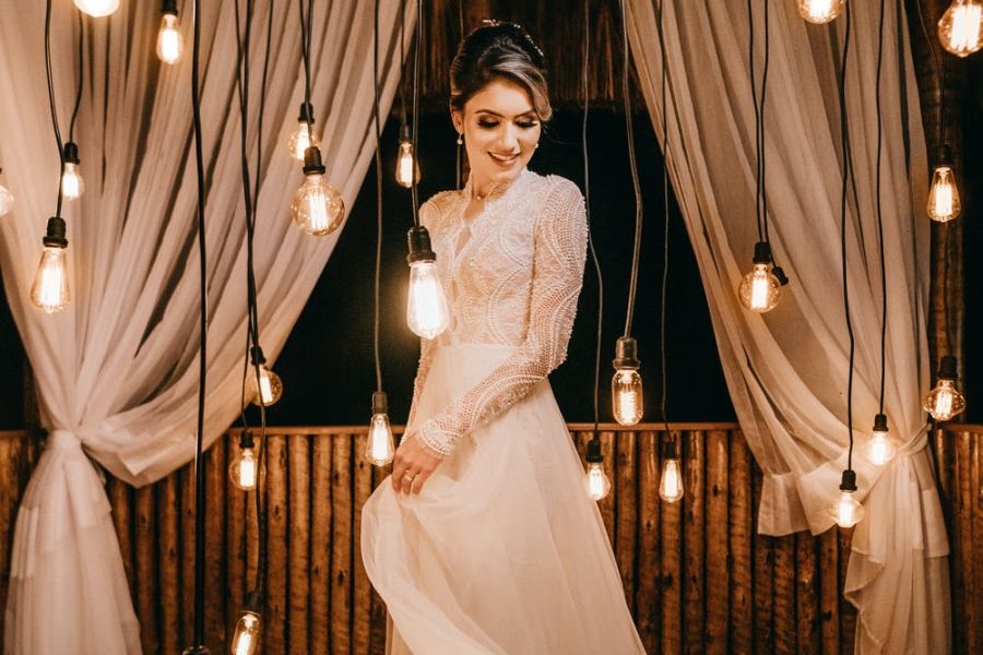 panna młoda na przyjęciu prowadzonym przez dj-a weselnego